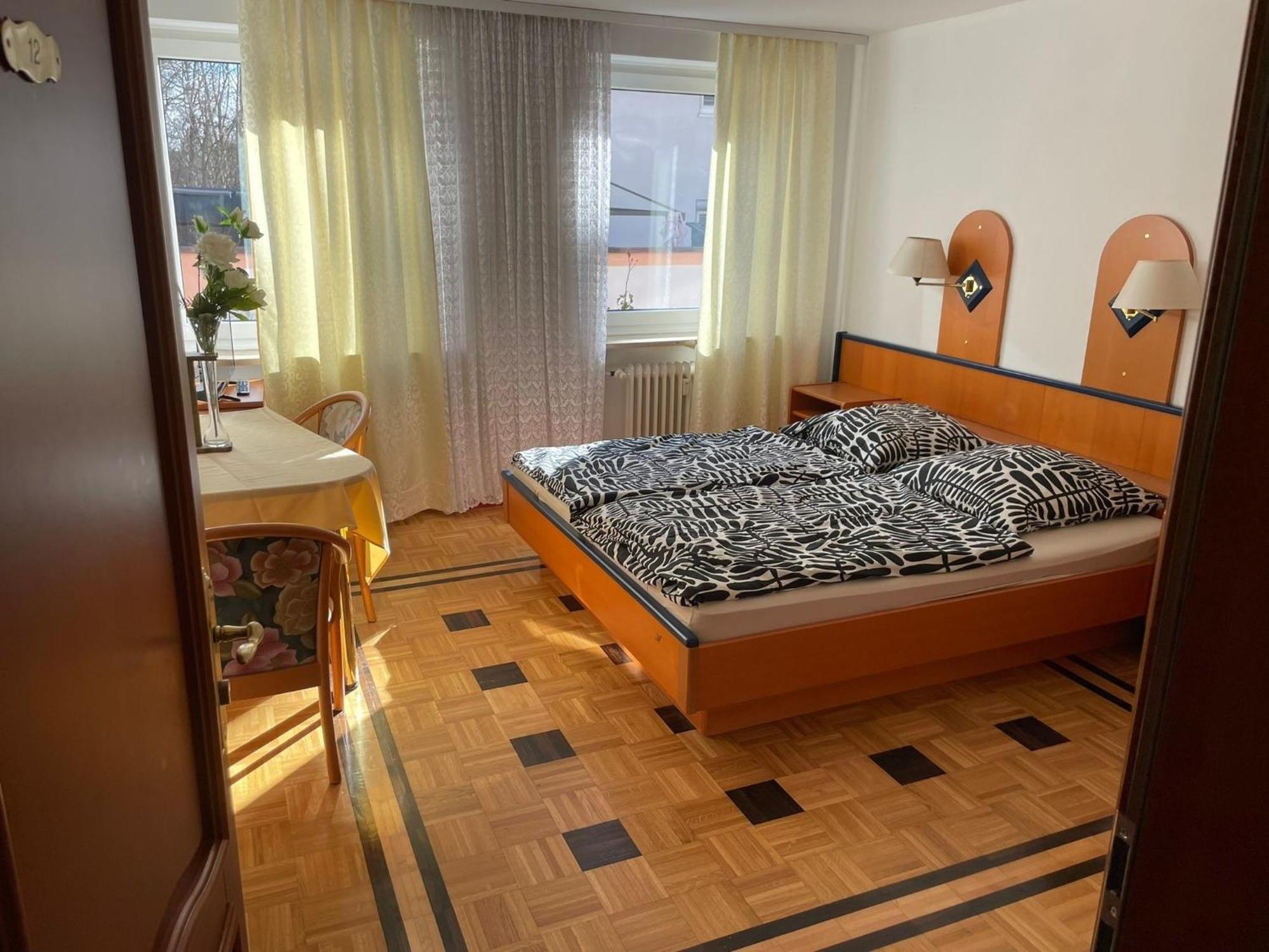 Doppelbett Zimmer 12