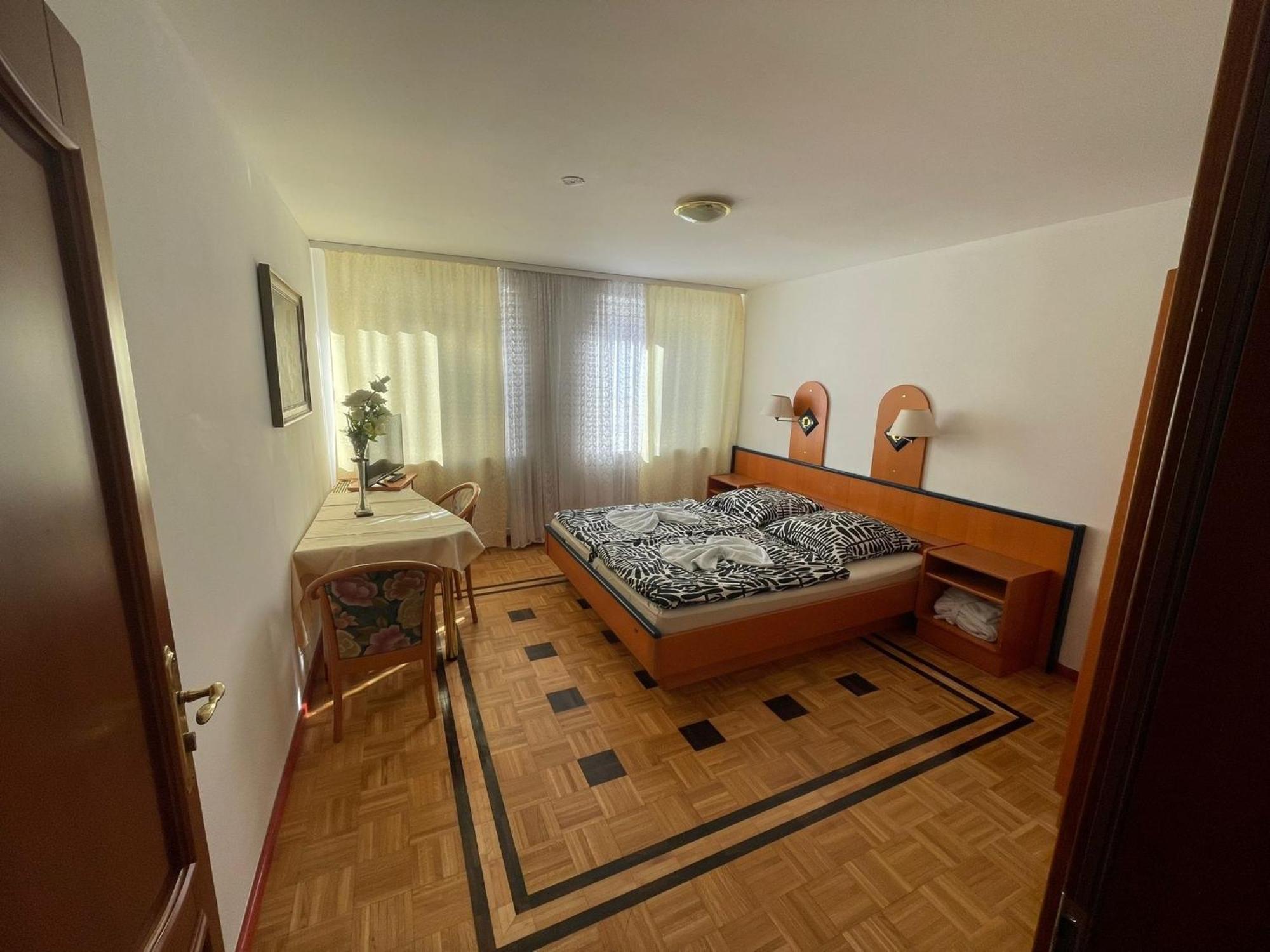 Doppelbett Zimmer 12 Apartment Nürnberg