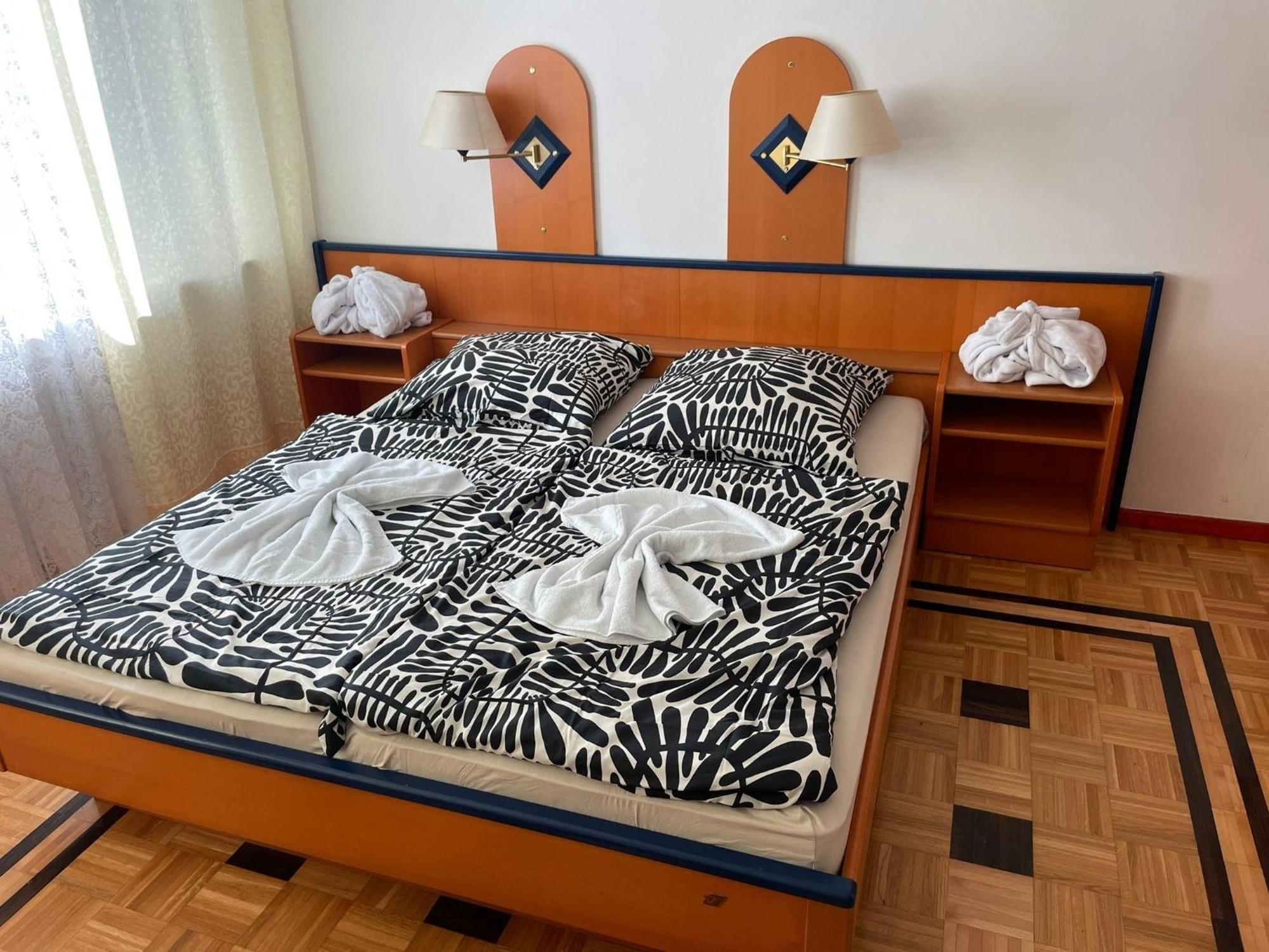 Doppelbett Zimmer 12