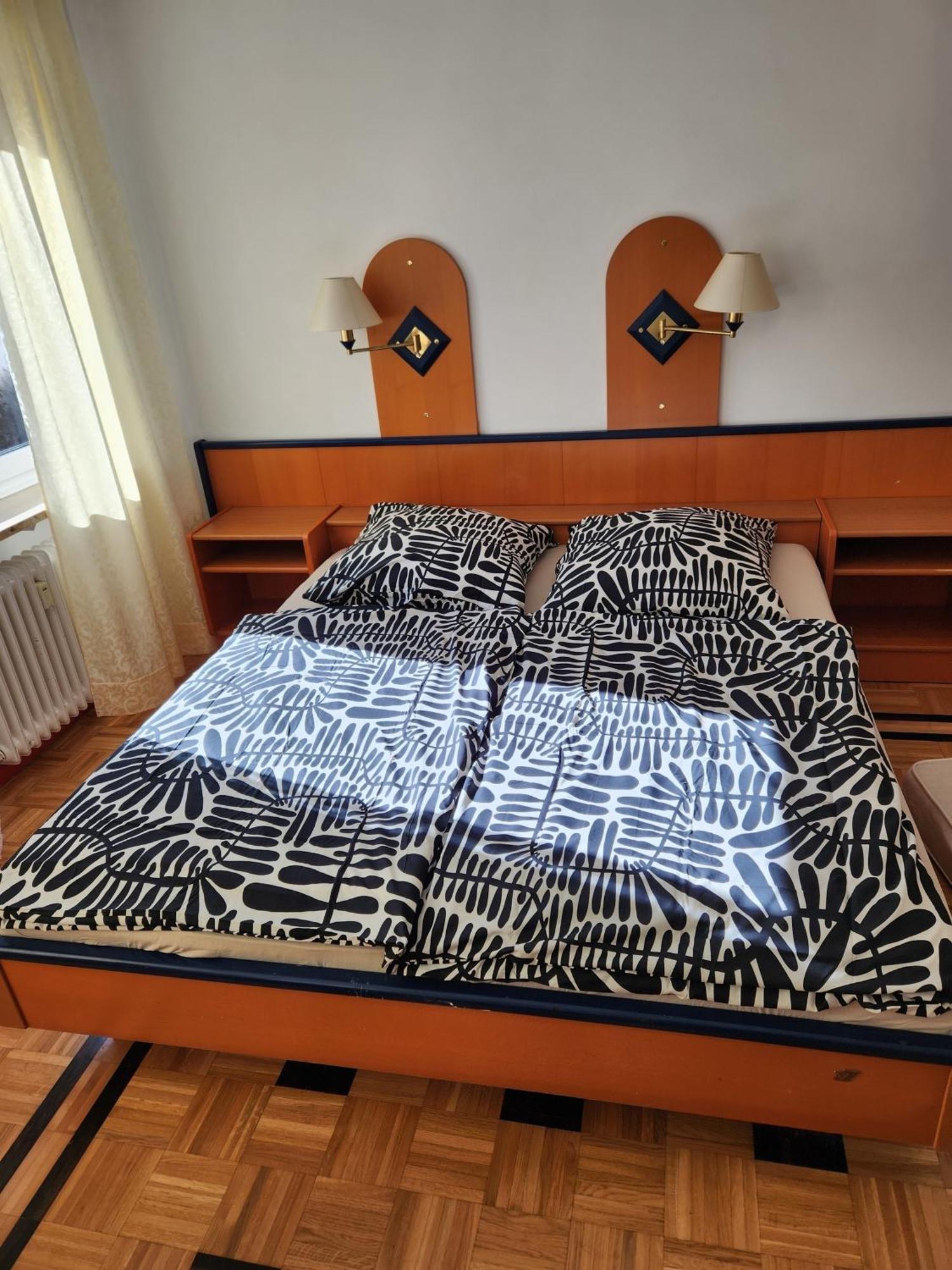 Doppelbett Zimmer 12 Apartment Nürnberg