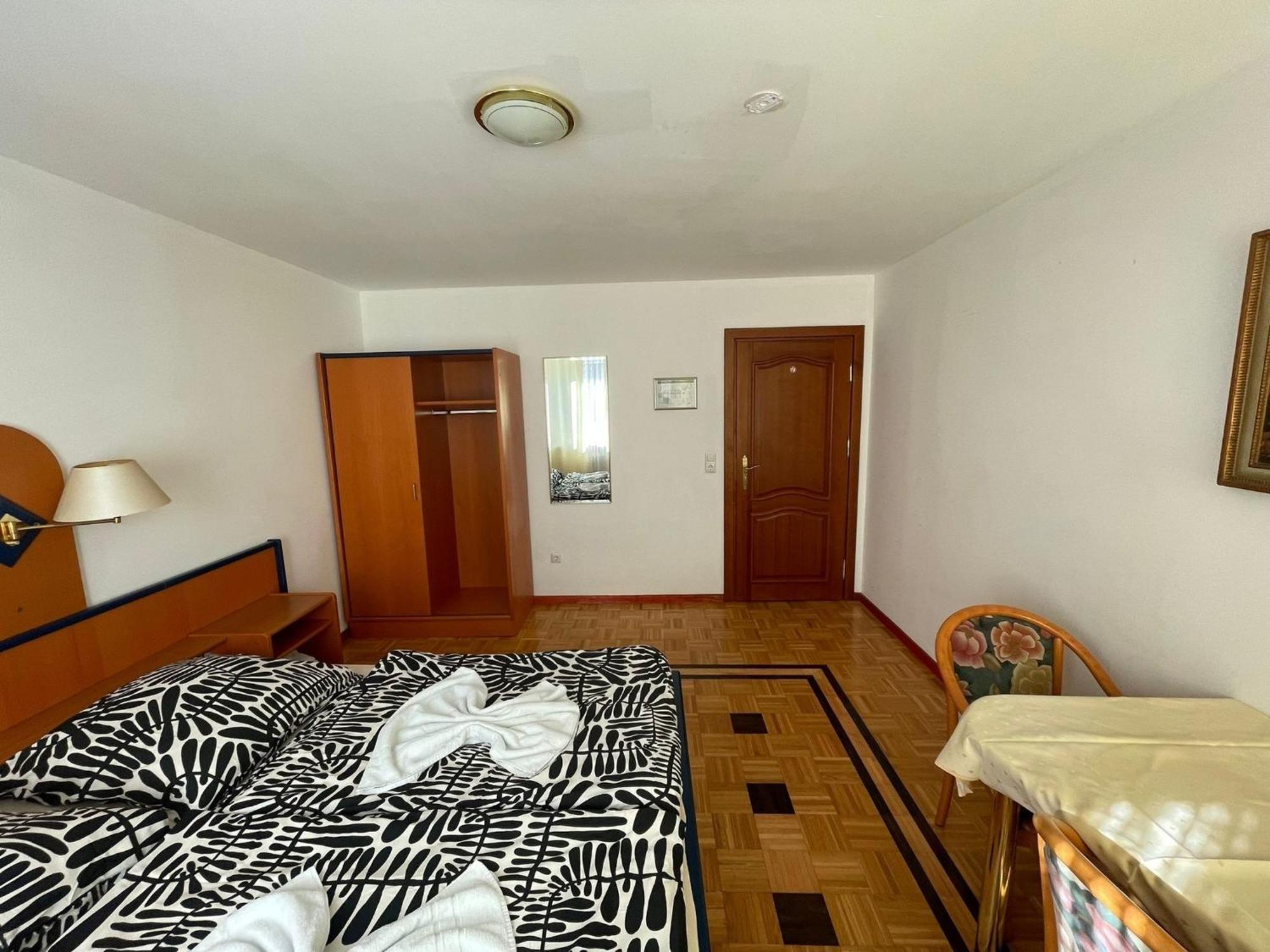 Doppelbett Zimmer 12 Apartment *