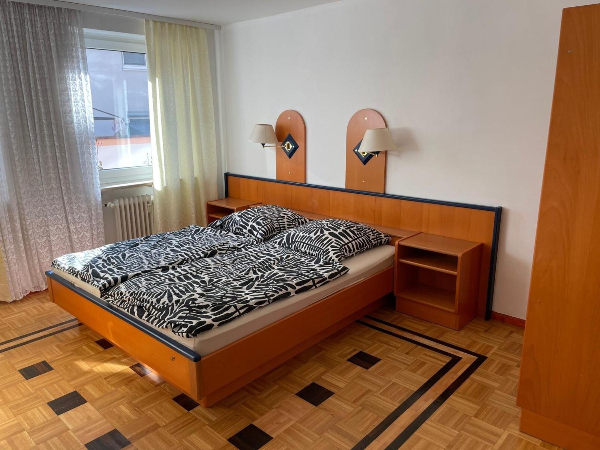 Doppelbett Zimmer 12 Apartment *