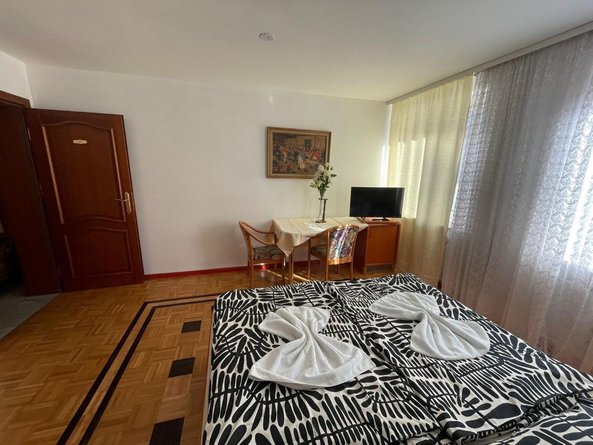 Apartment Doppelbett Zimmer 12 *