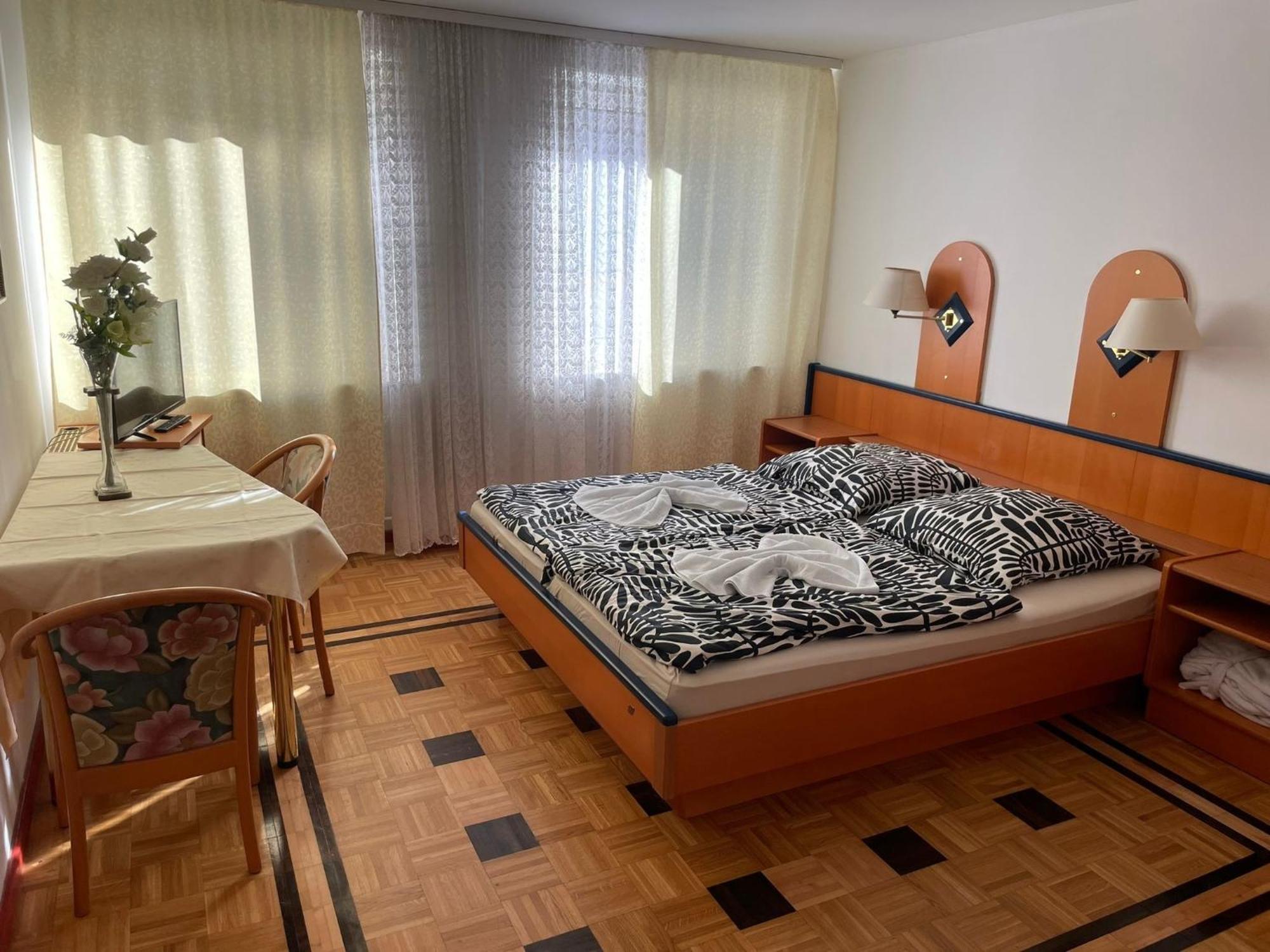 Apartment Doppelbett Zimmer 12
